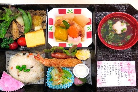 ダイニングテーブルセットが複数並んだスペースの一角にはソファの応接セットが置かれ、奥にはキッチンもある。