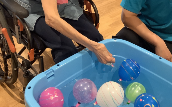 水風船を楽しむ様子