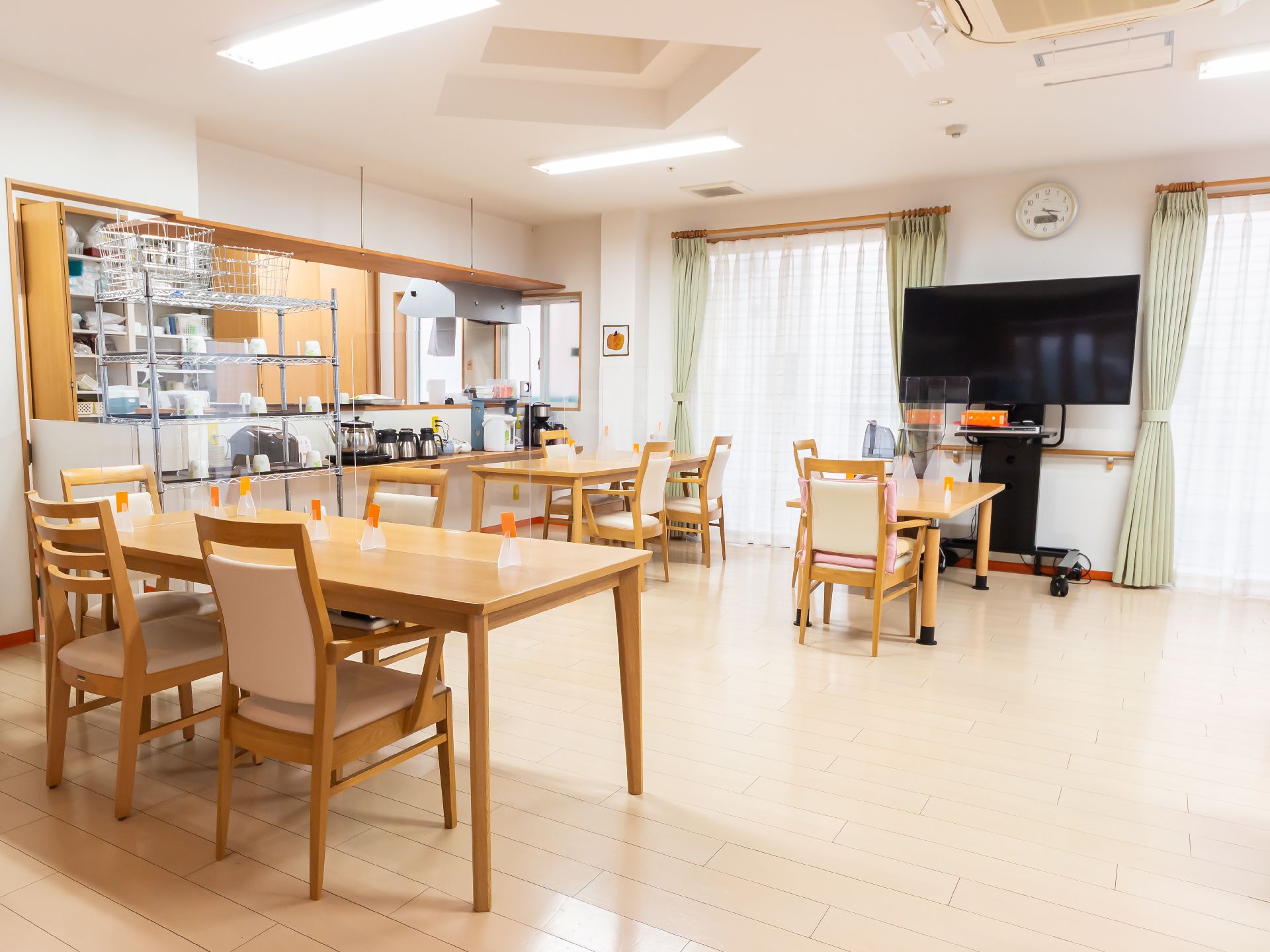 テレビが置かれ、テーブルと椅子が設置されている休憩スペース