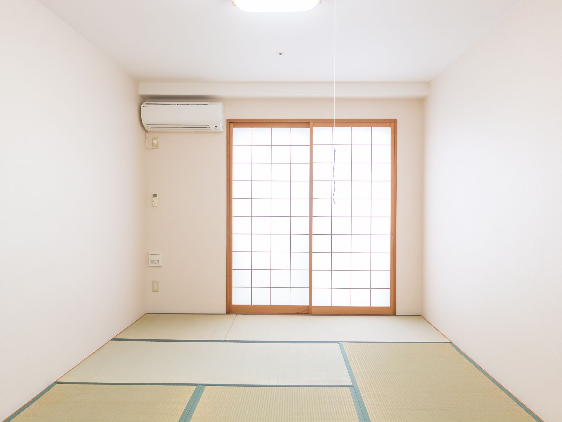 日差しが差し込み、畳に日差しが当たっている居室