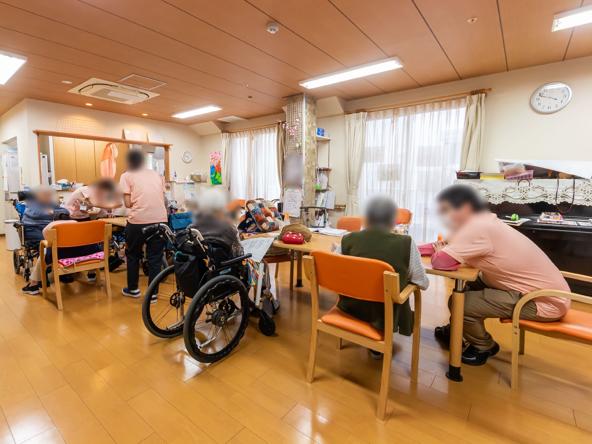 テーブルとイスが置かれており、眺めも良い共有スペース
