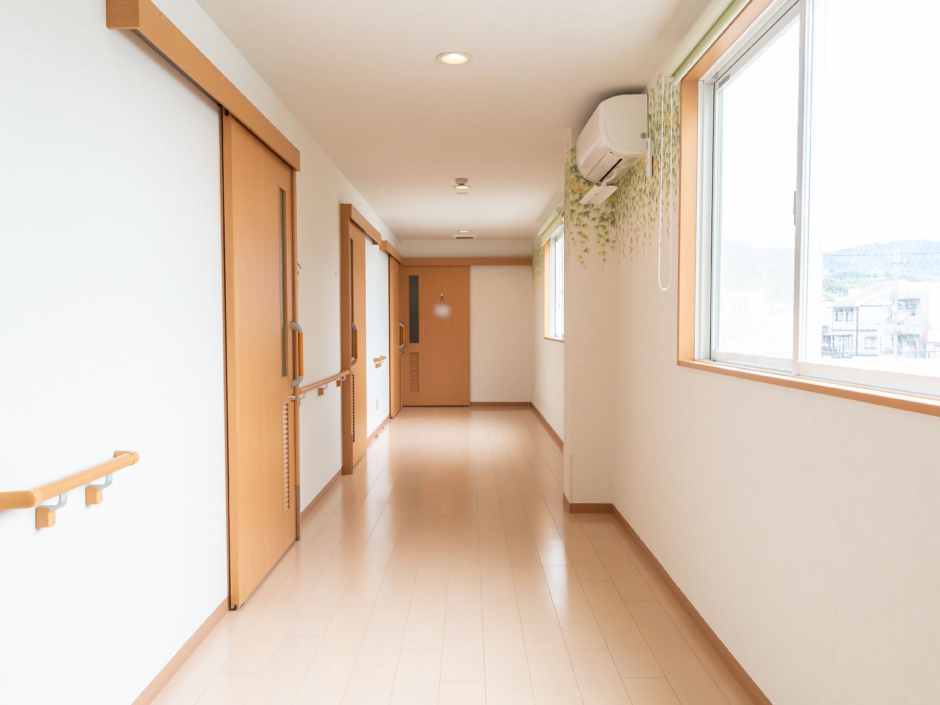 手すりが取り付けられ、段差のない廊下