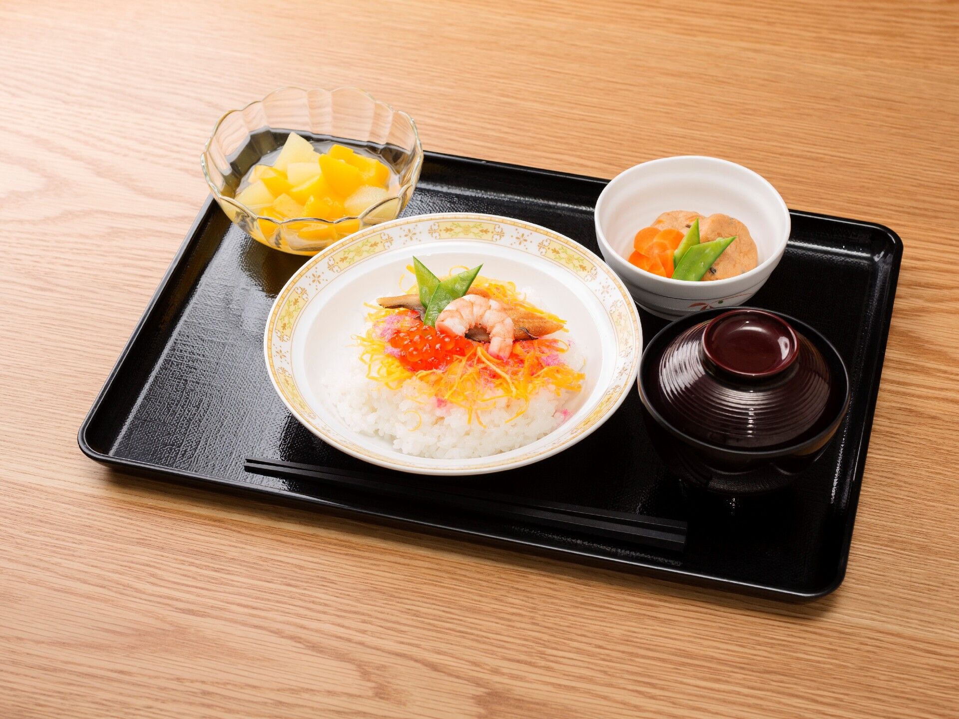 和風の彩り豊かな食事セット