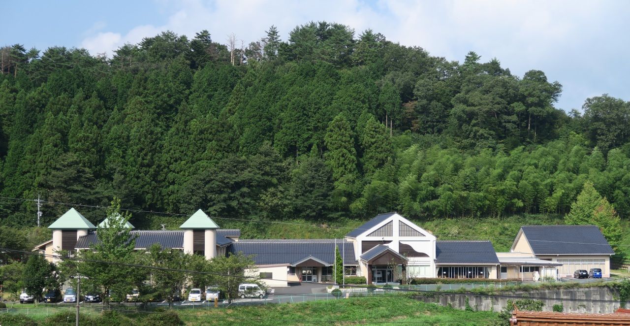 緑に囲まれた施設