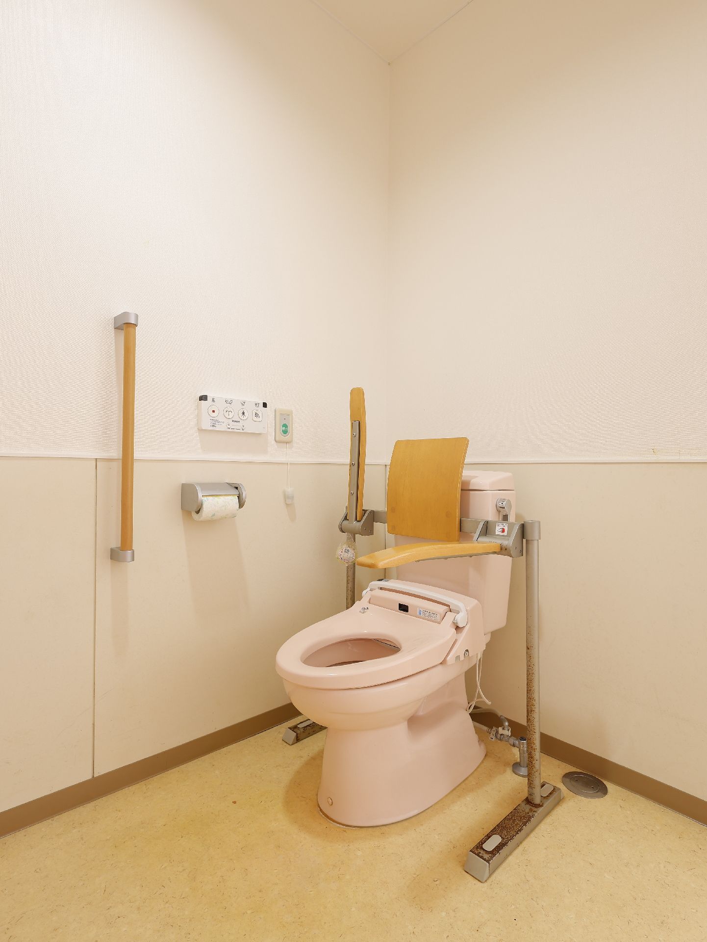 バリアフリーで手すりが取り付けられているトイレ
