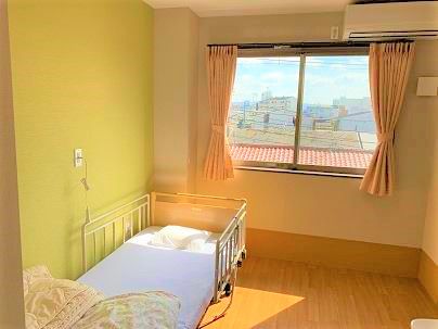 日差しの入る部屋、ベット