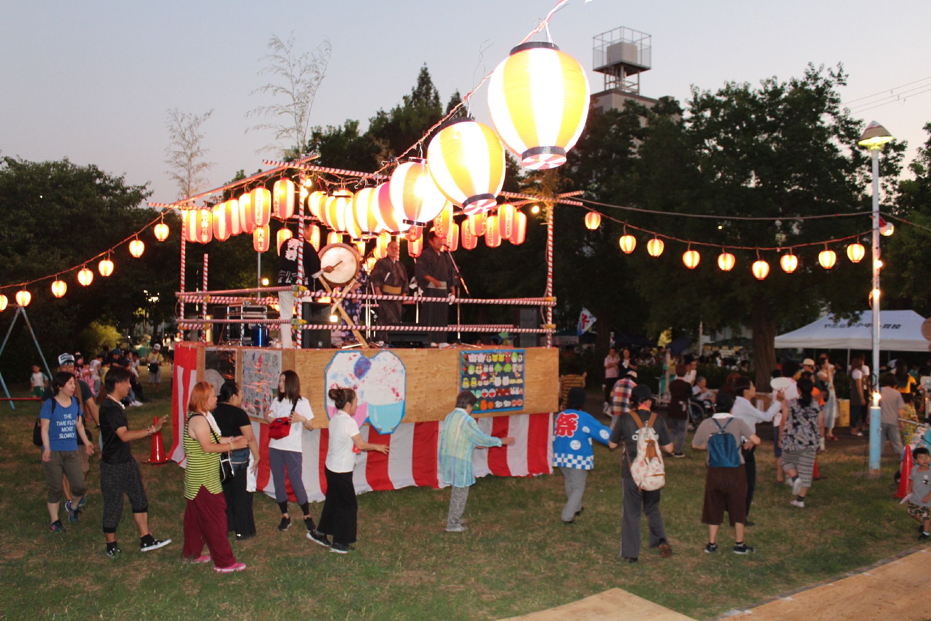 夏祭りで踊る人々
