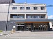 駐車場も近隣にある介護施設の外観