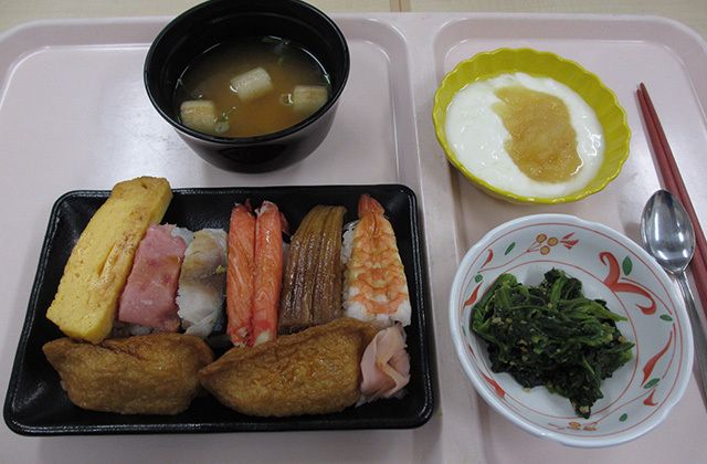 いなり寿司と握り寿司、ほうれん草の胡麻和えと味噌汁とフルーツのデザートのセット