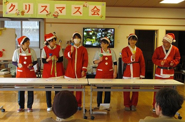 サンタ衣装のスタッフと住民