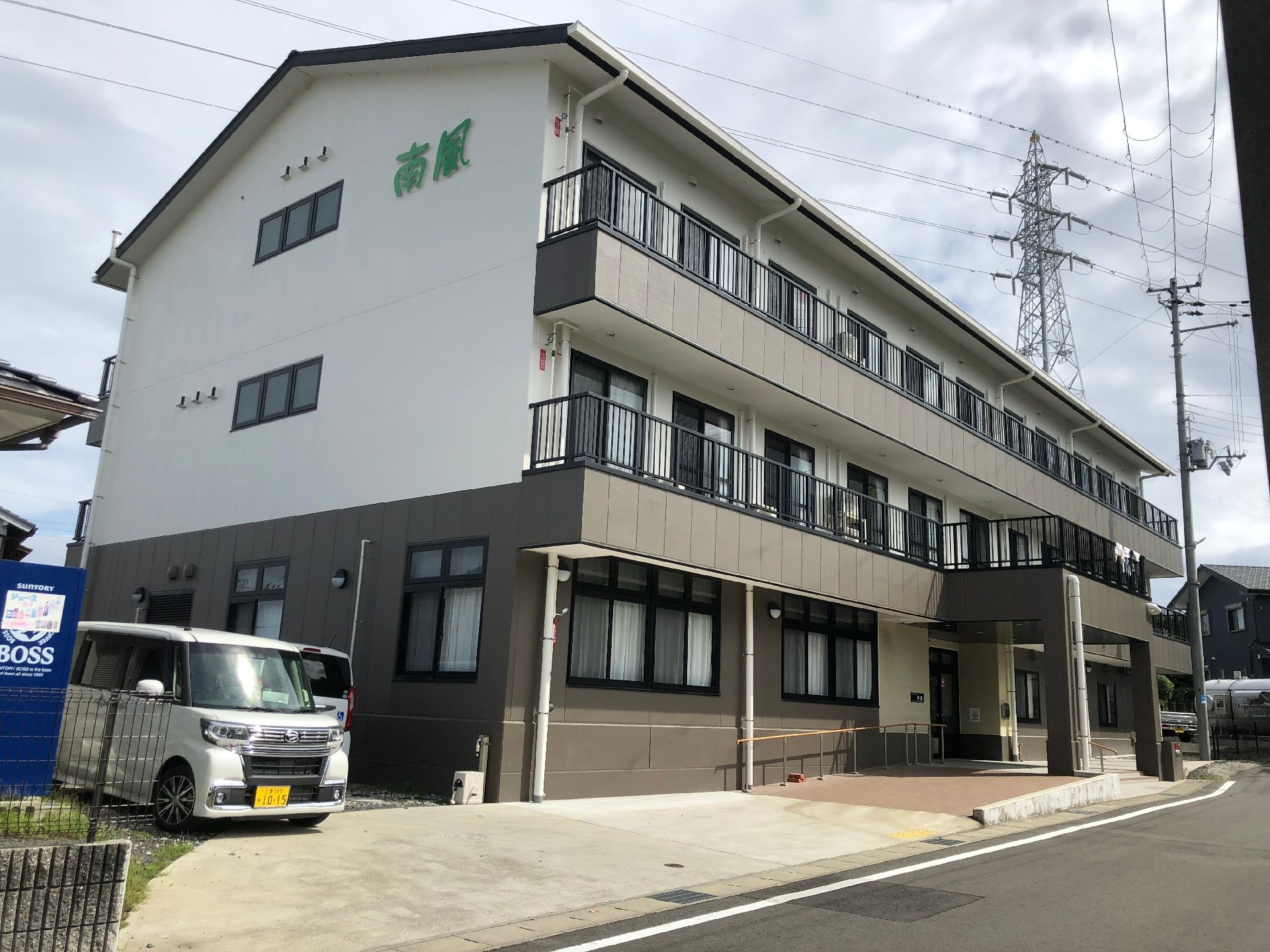車椅子に座っている女性と隣りに寄り添う女性ヘルパー