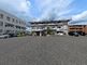 介護施設の外観と駐車場