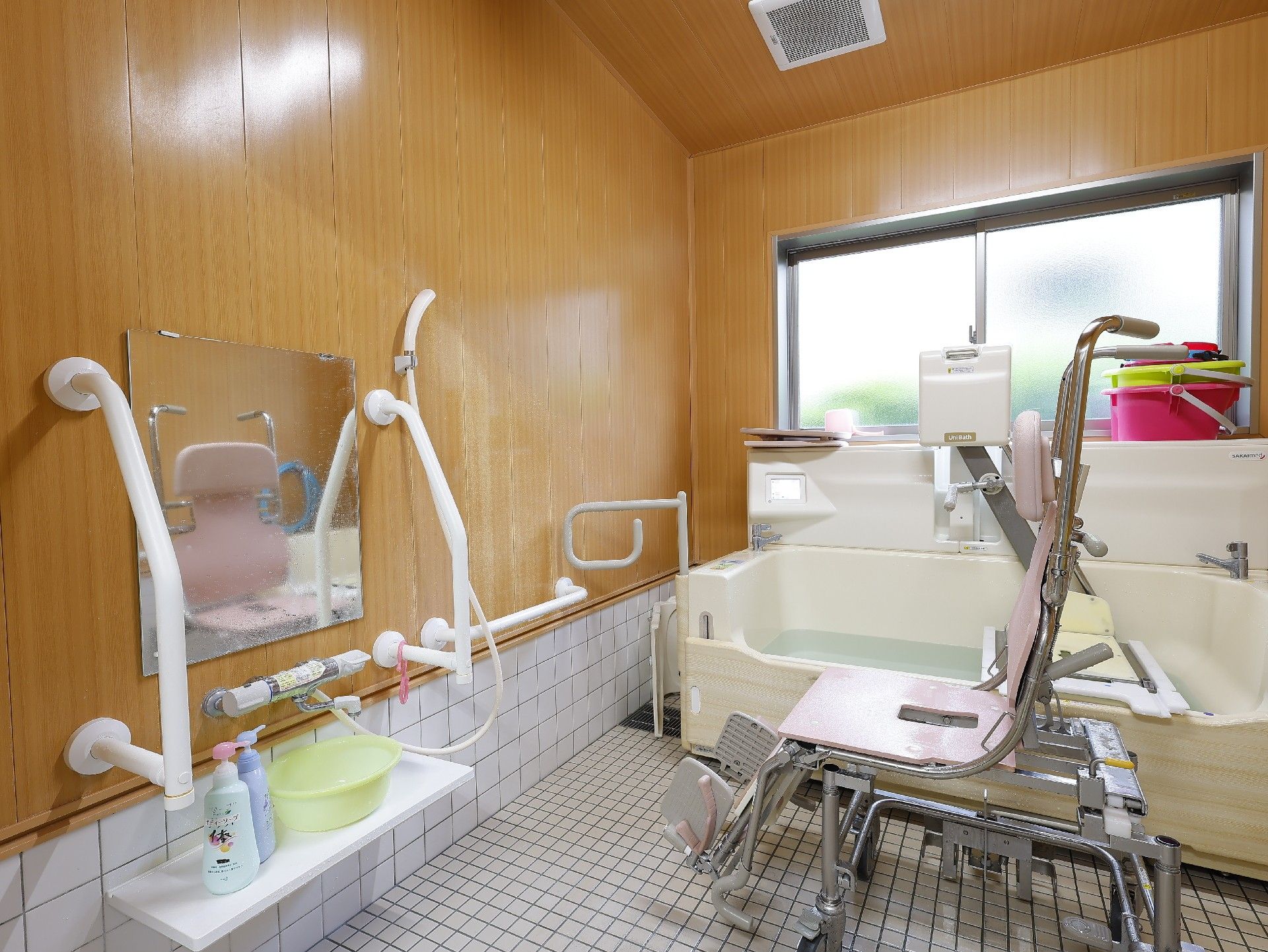転倒によるけがを防ぐために、至るところに手すりが取り付けられた浴室