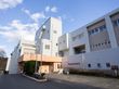 青空の下の建物外観