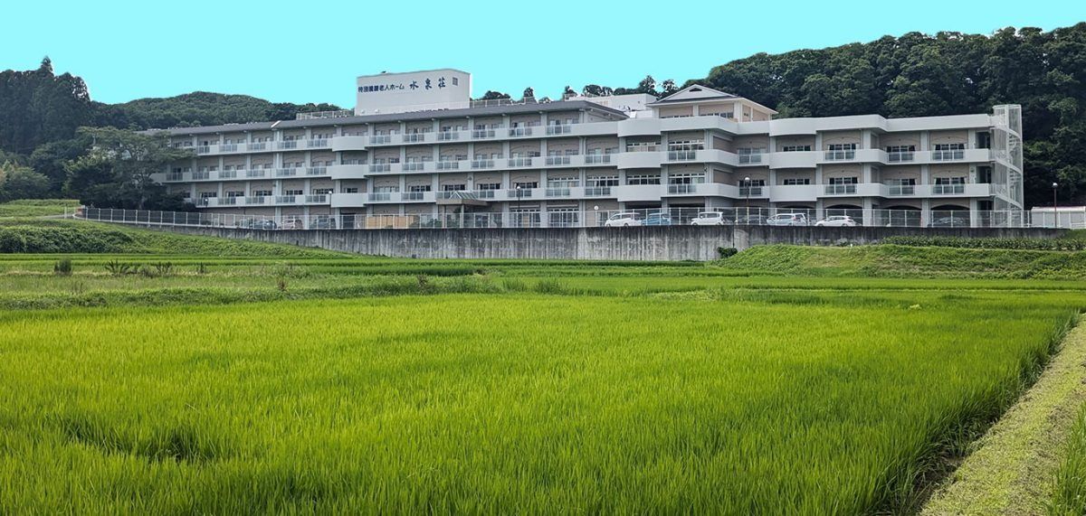 緑に囲まれた建物