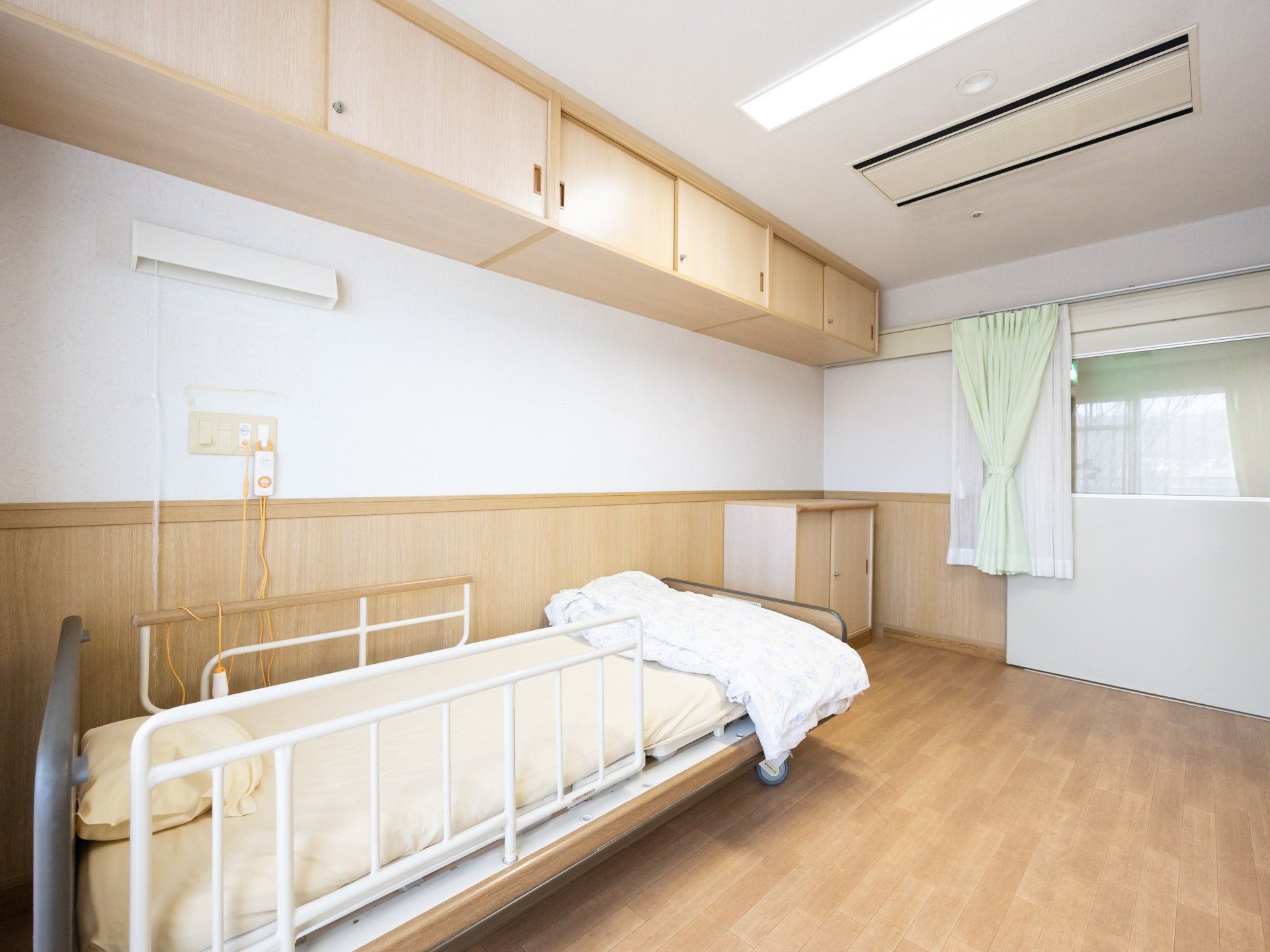明るい個室のベッド