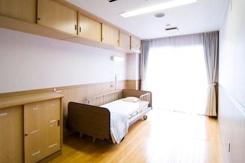 明るい個室のベッド