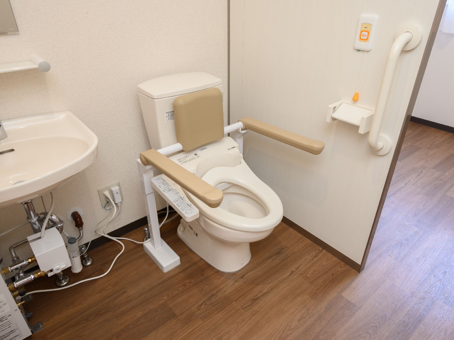 手すりと緊急通報装置を設置した居室内トイレ