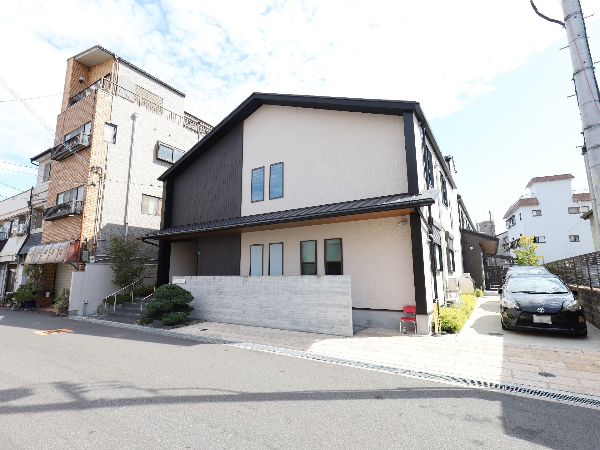 駐車場とスロープが設置してある介護施設の外観