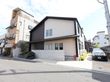 駐車場とスロープが設置してある介護施設の外観