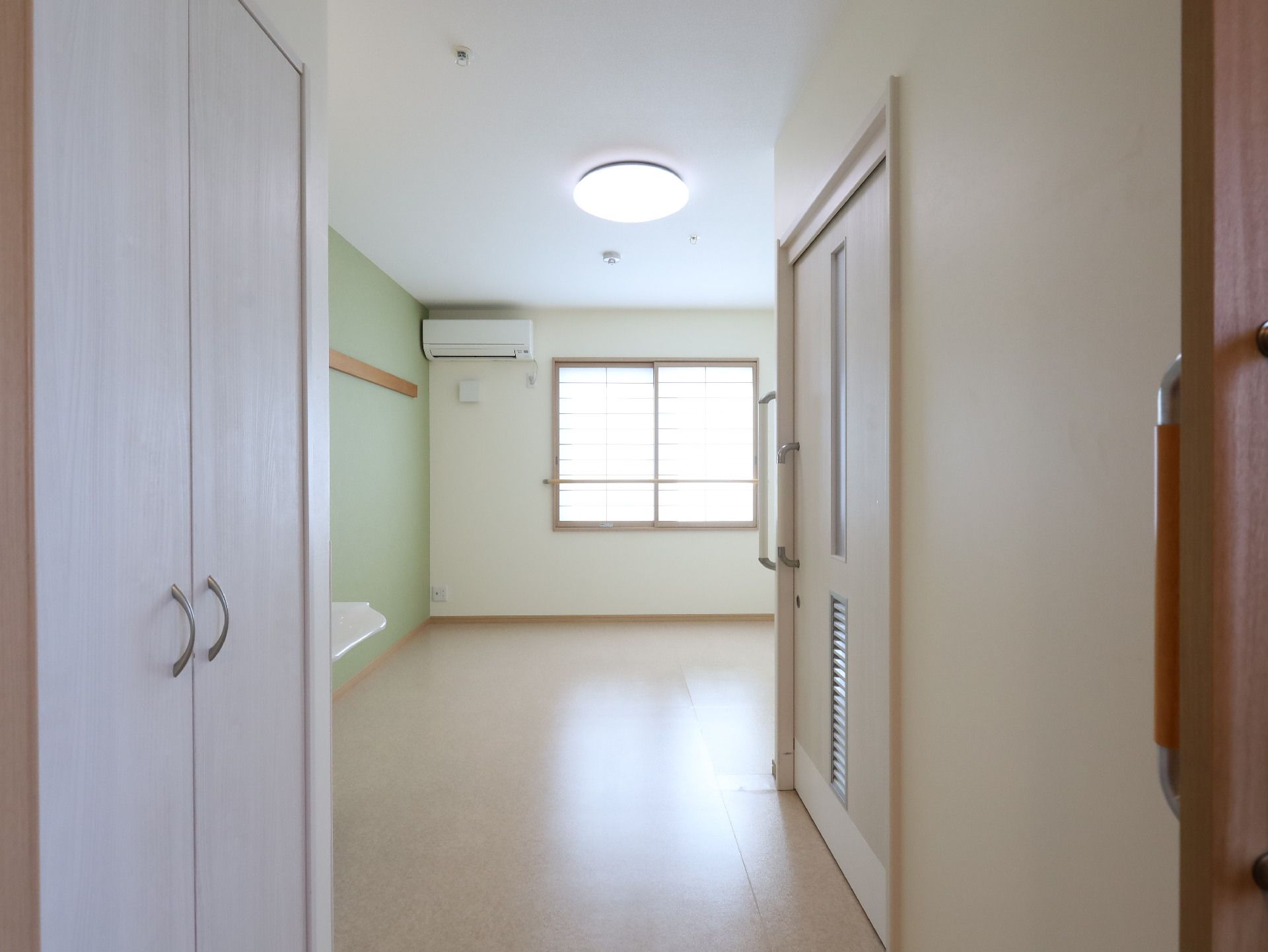 窓から多くの日差しが入り、家具を多く置くことのできる居室