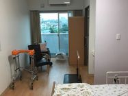 空を向いて柔らかな表情を見せる医療従事者。意思がこもった表情をしている