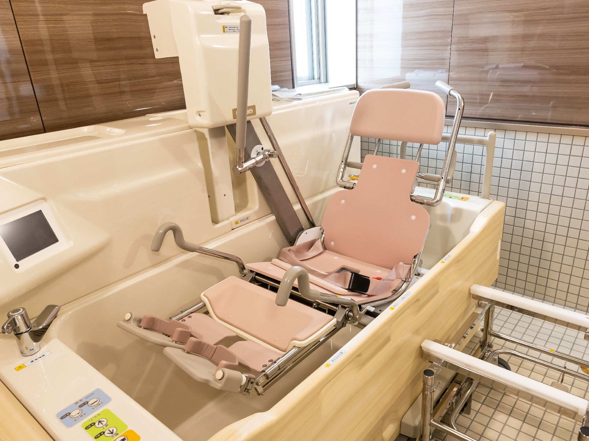 重度の要介護度の方でも、体に負担をかけずに入浴ができる機械浴