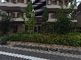 緑に囲まれた建物の外観