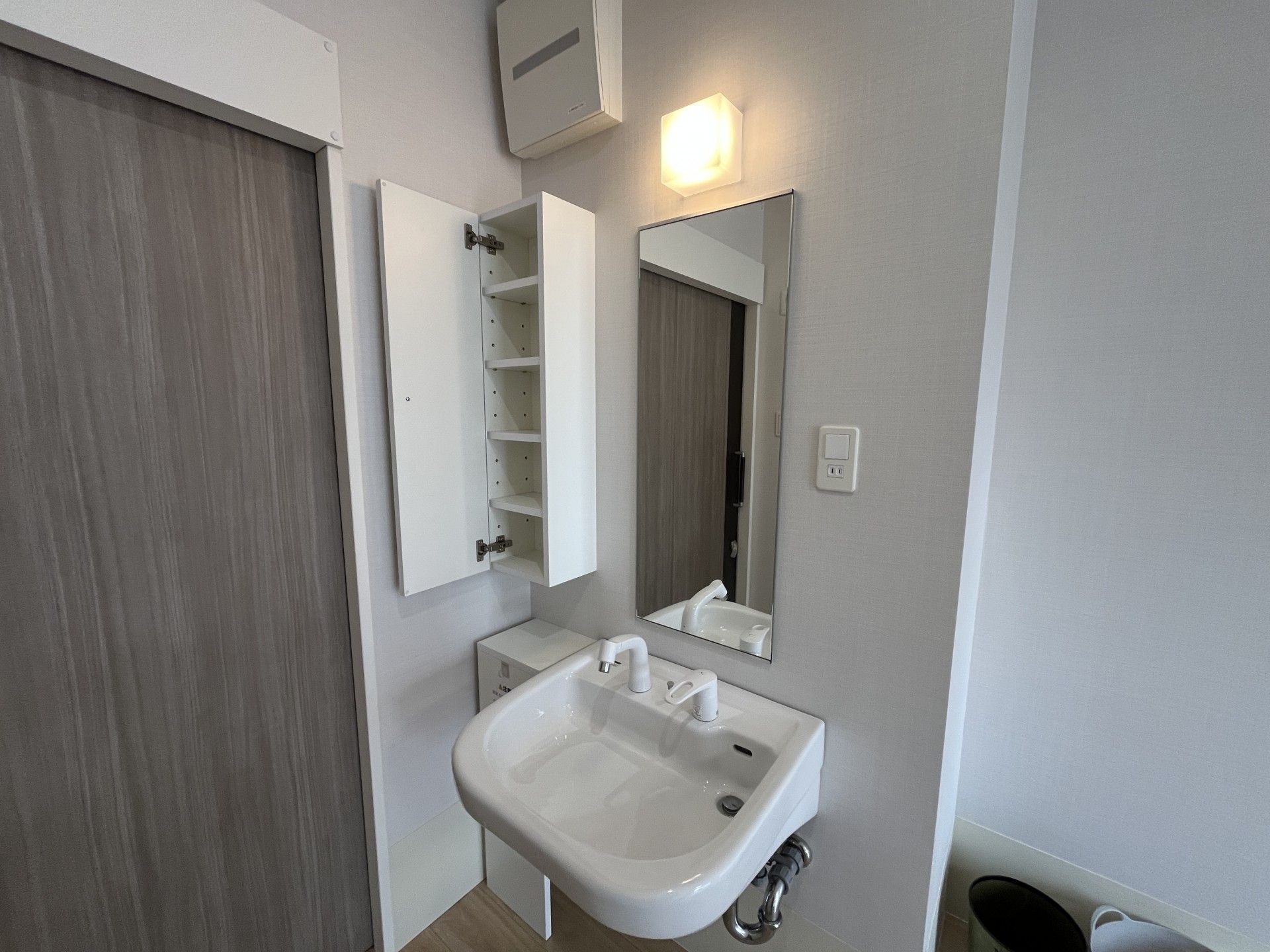 洗面台と収納棚