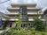 緑に囲まれた建物の外観