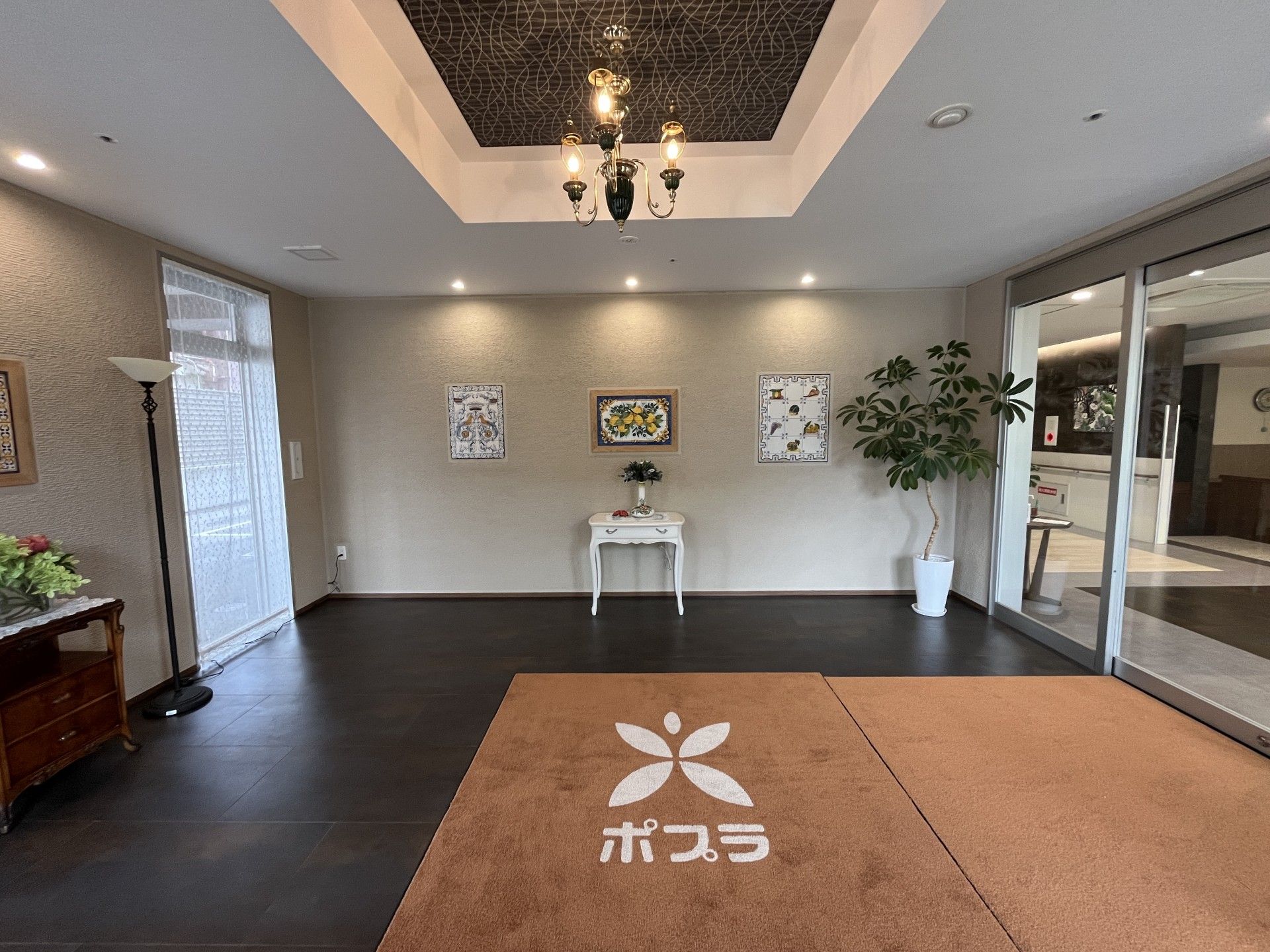 落ち着いた雰囲気のエントランス