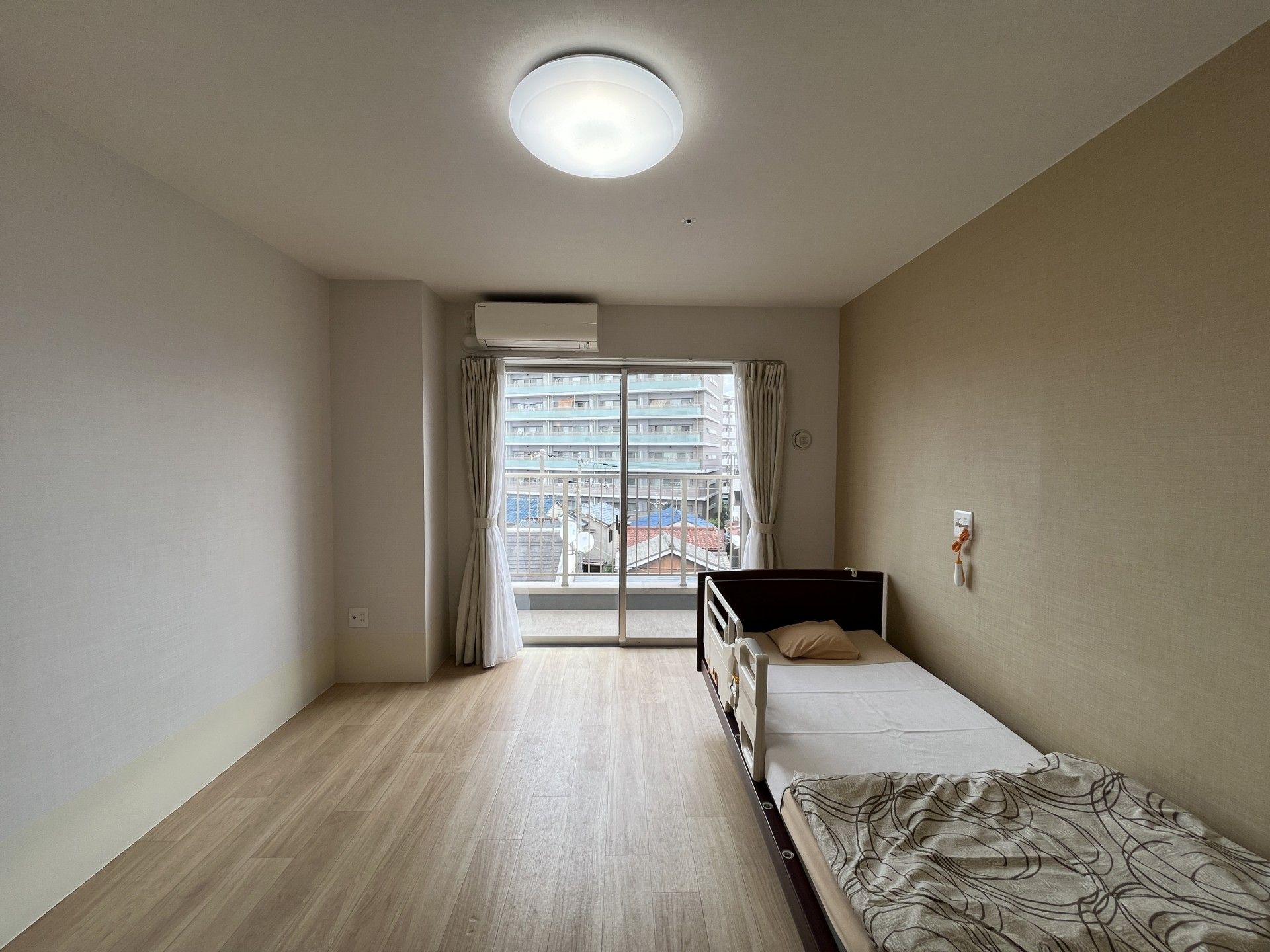 明るい個室のベッドルーム