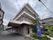 緑に囲まれた建物外観