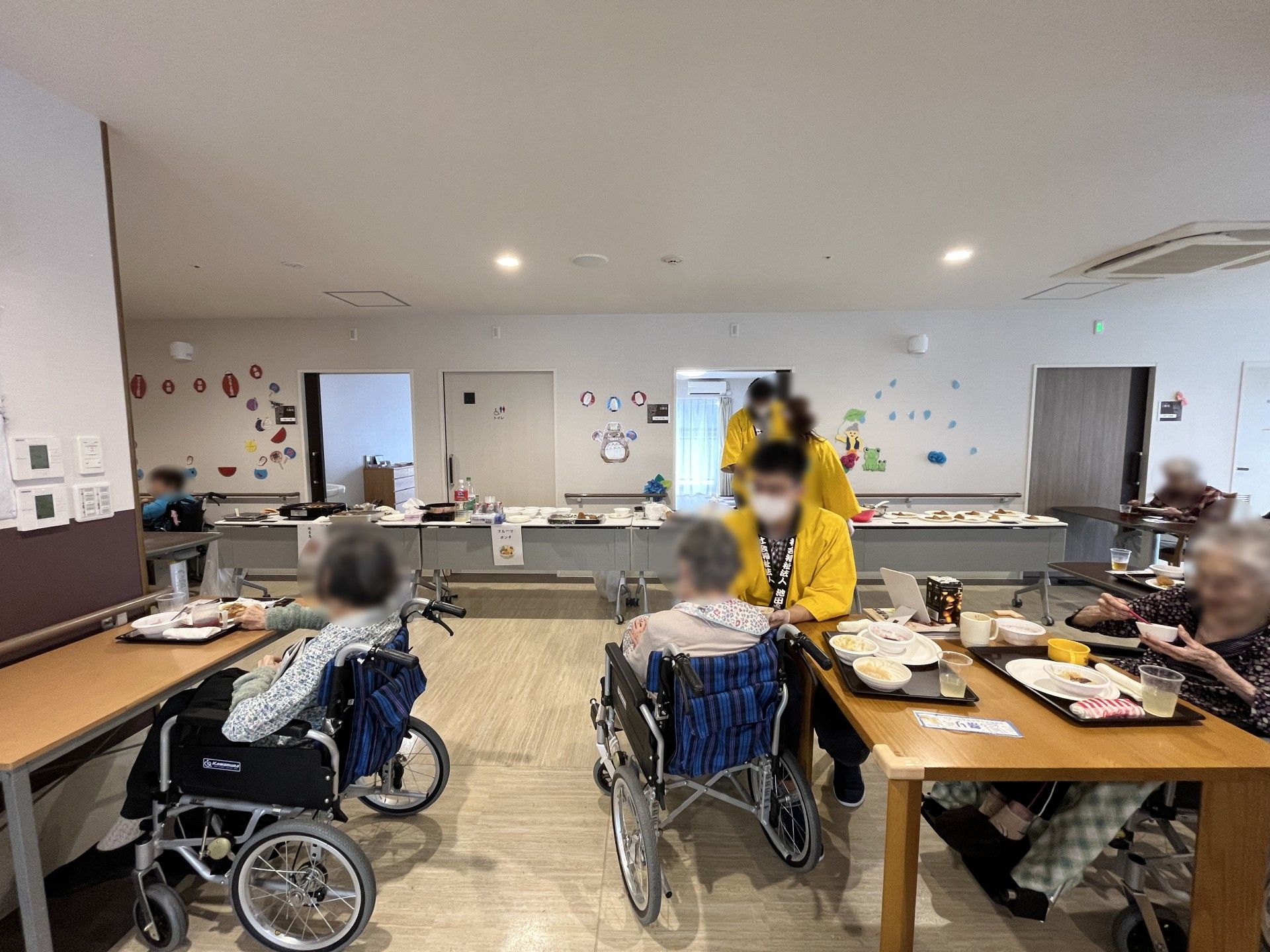 食事を楽しむ皆さん