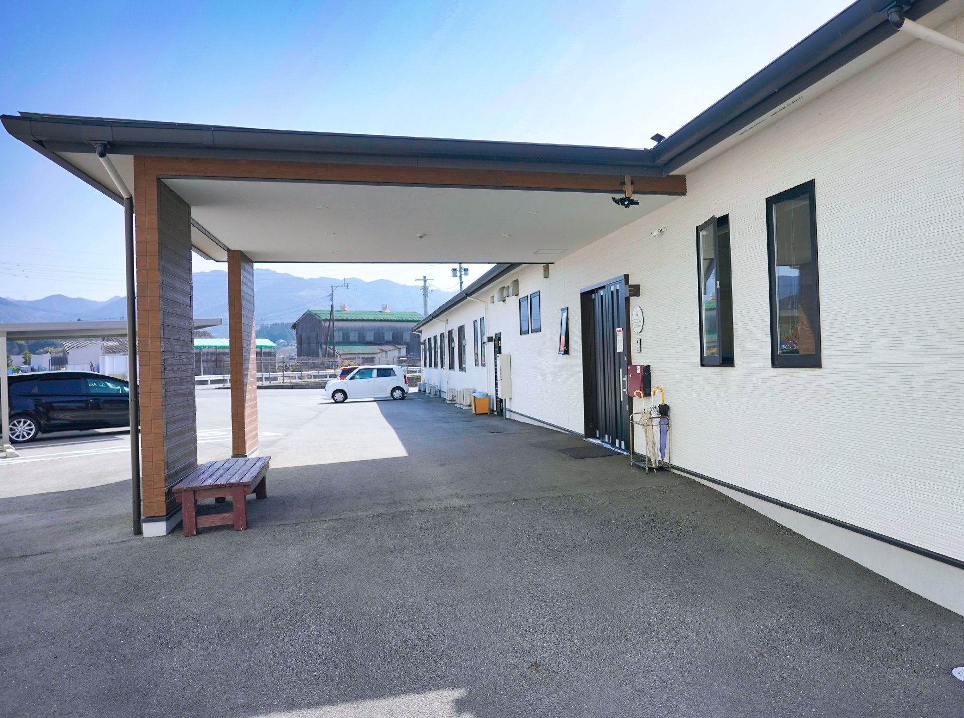 屋根が設置された玄関