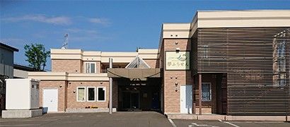 広々としたエントランスの外観