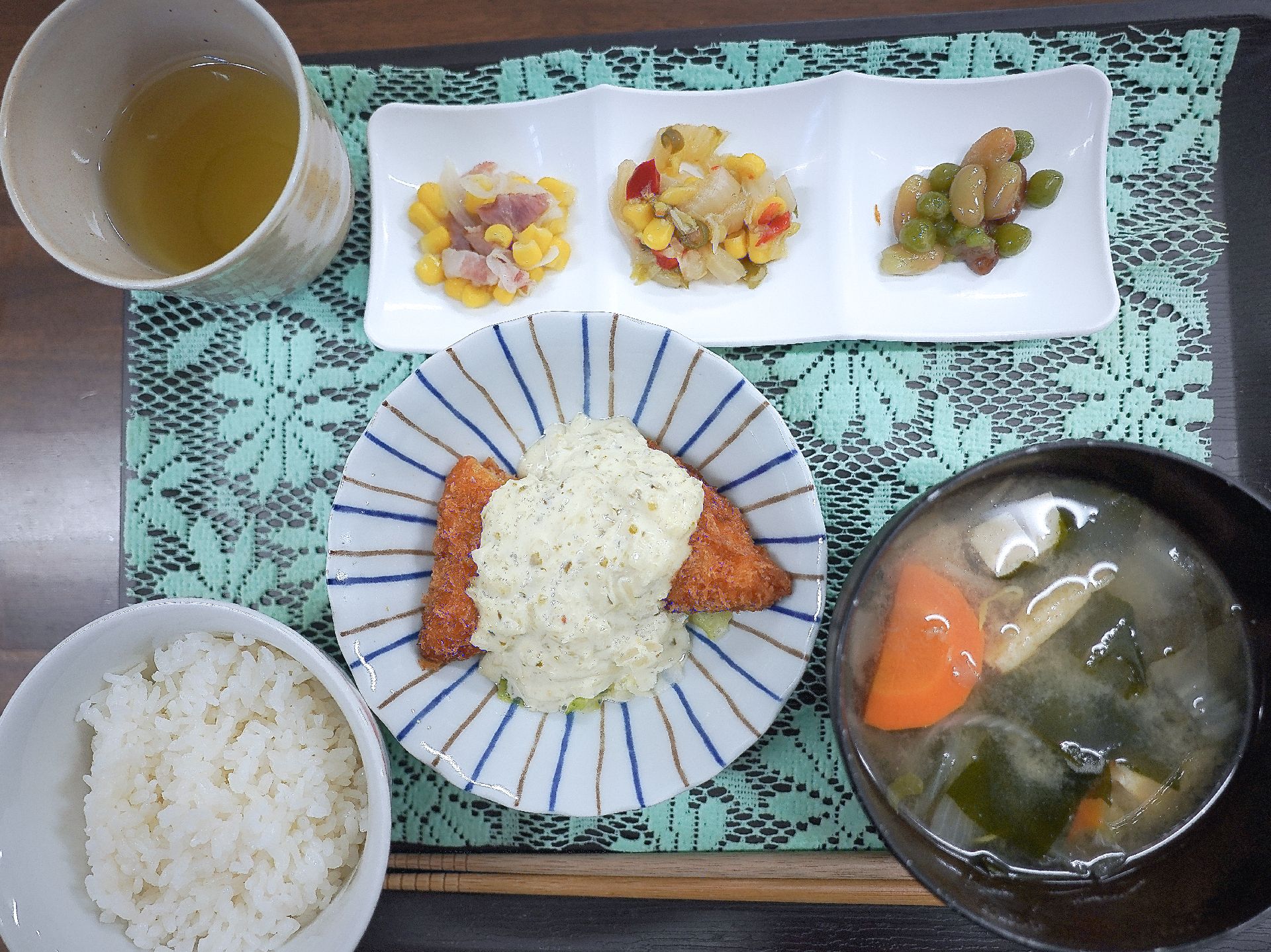 ご飯と味噌汁がセットになったメニュー