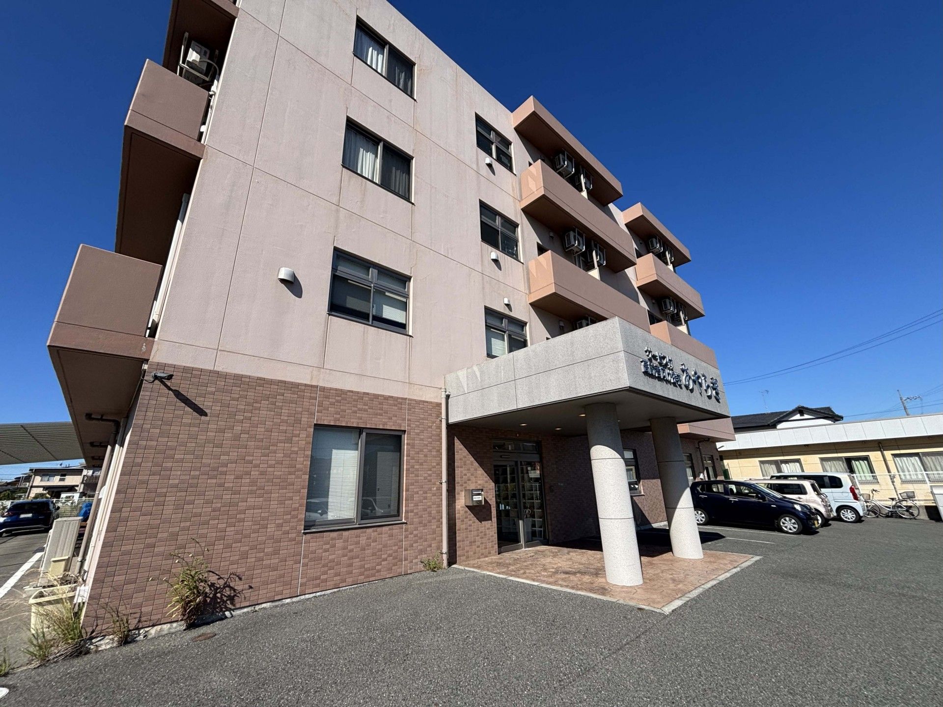 青空の下の建物外観