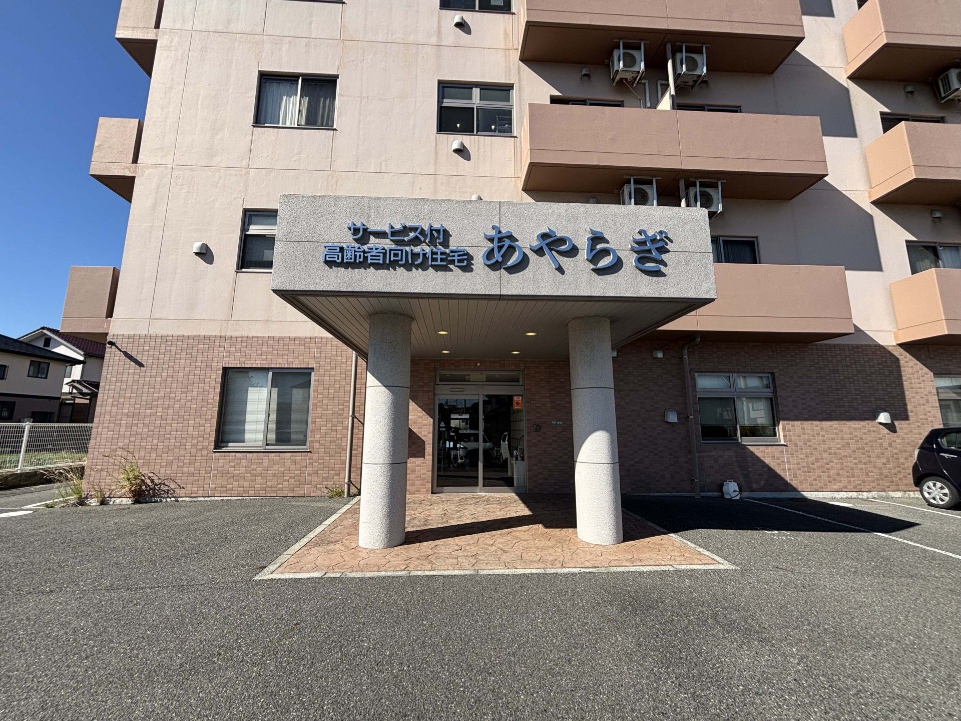 建物の正面玄関