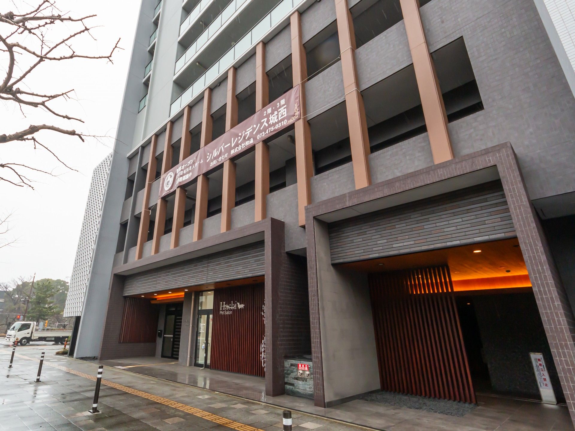 高層ビルのような面立ちをしている外観