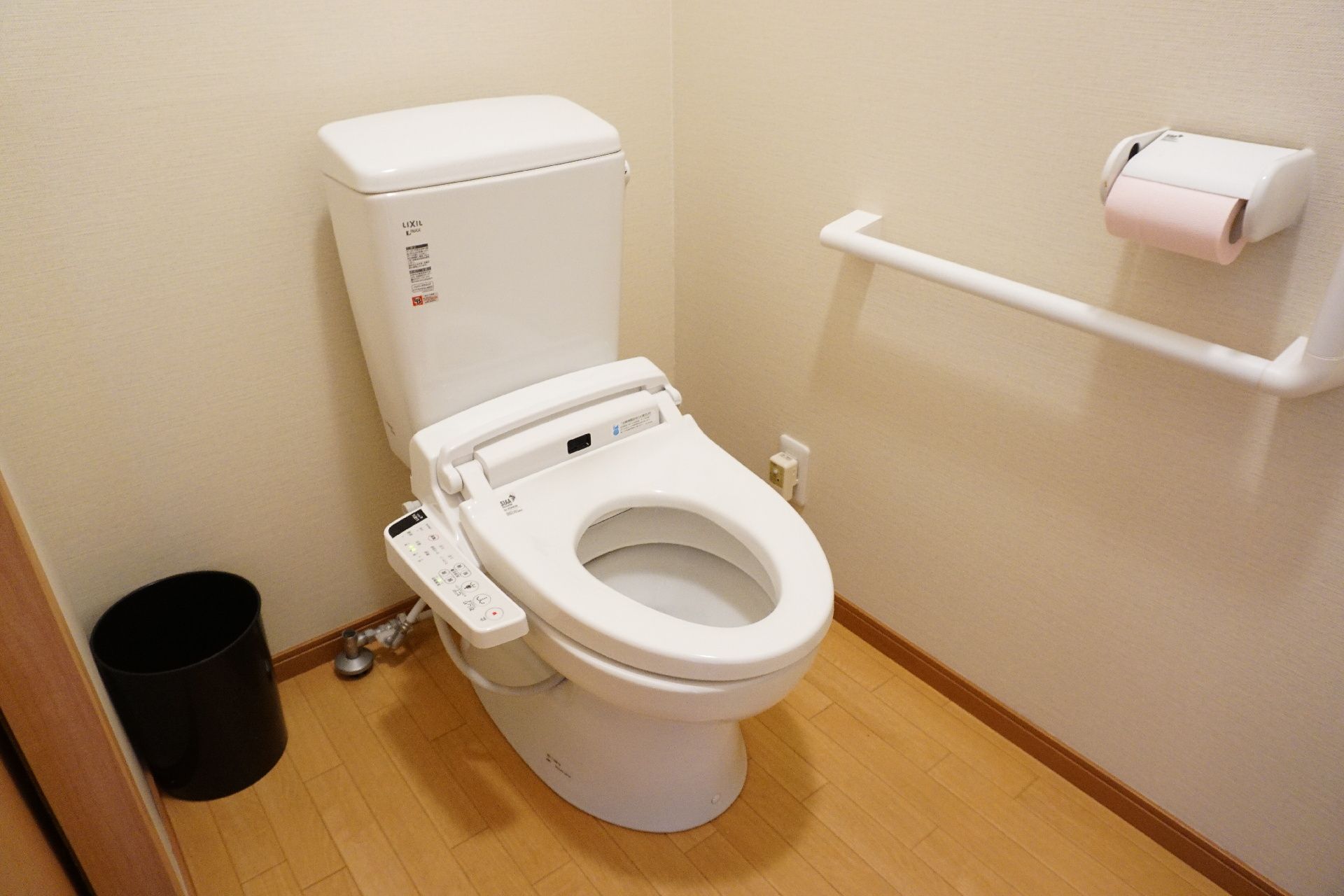 手すりが付き段差が解消された、バリアフリー化されている洋式トイレ