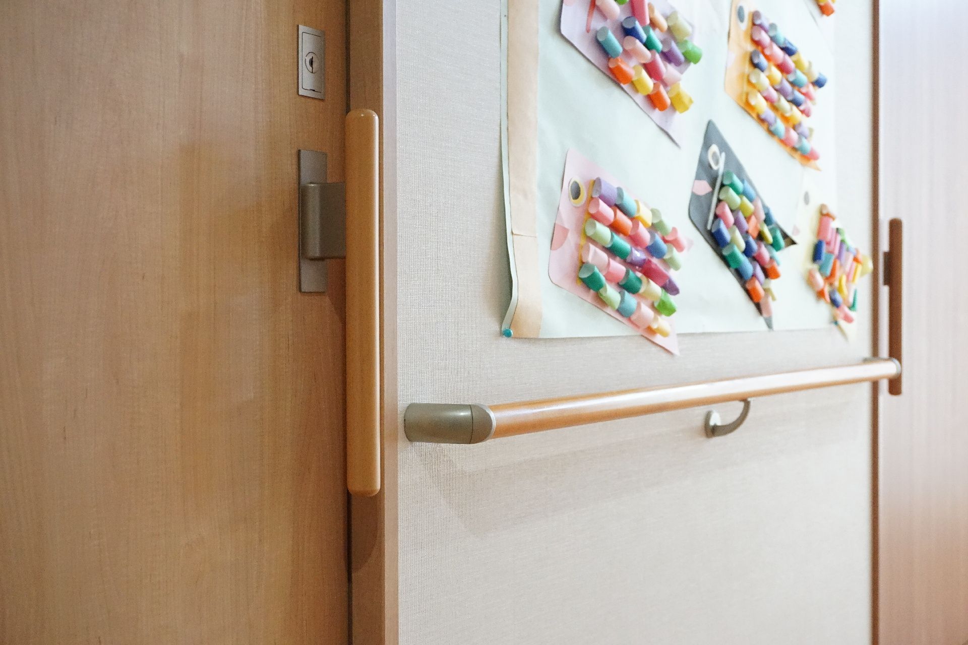 バリアフリー化されていて、手すりが隅々まで行き渡っている廊下