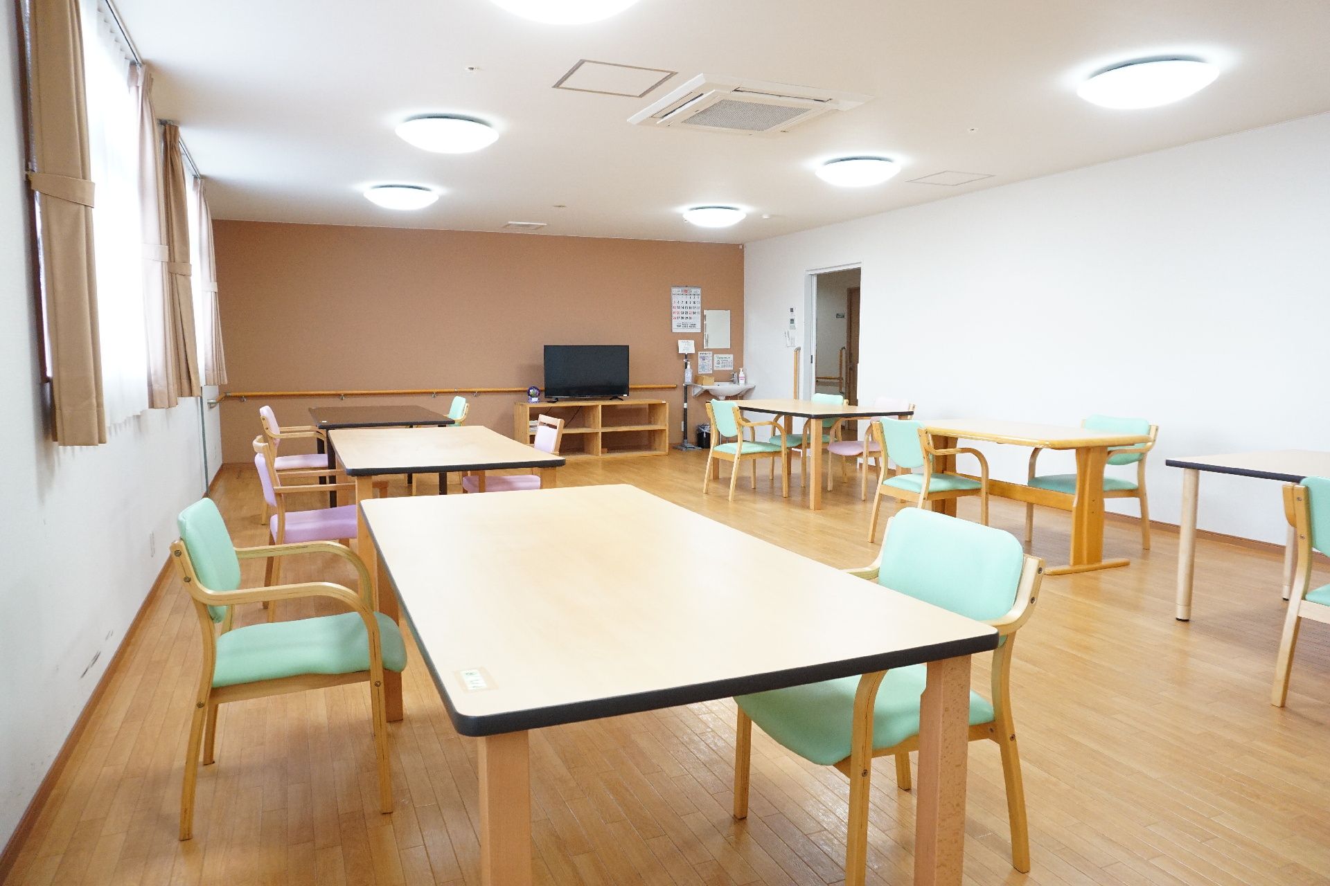 テーブルをはさんで椅子が設置されている共有スペース