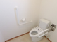 介護施設の清潔なトイレの内部