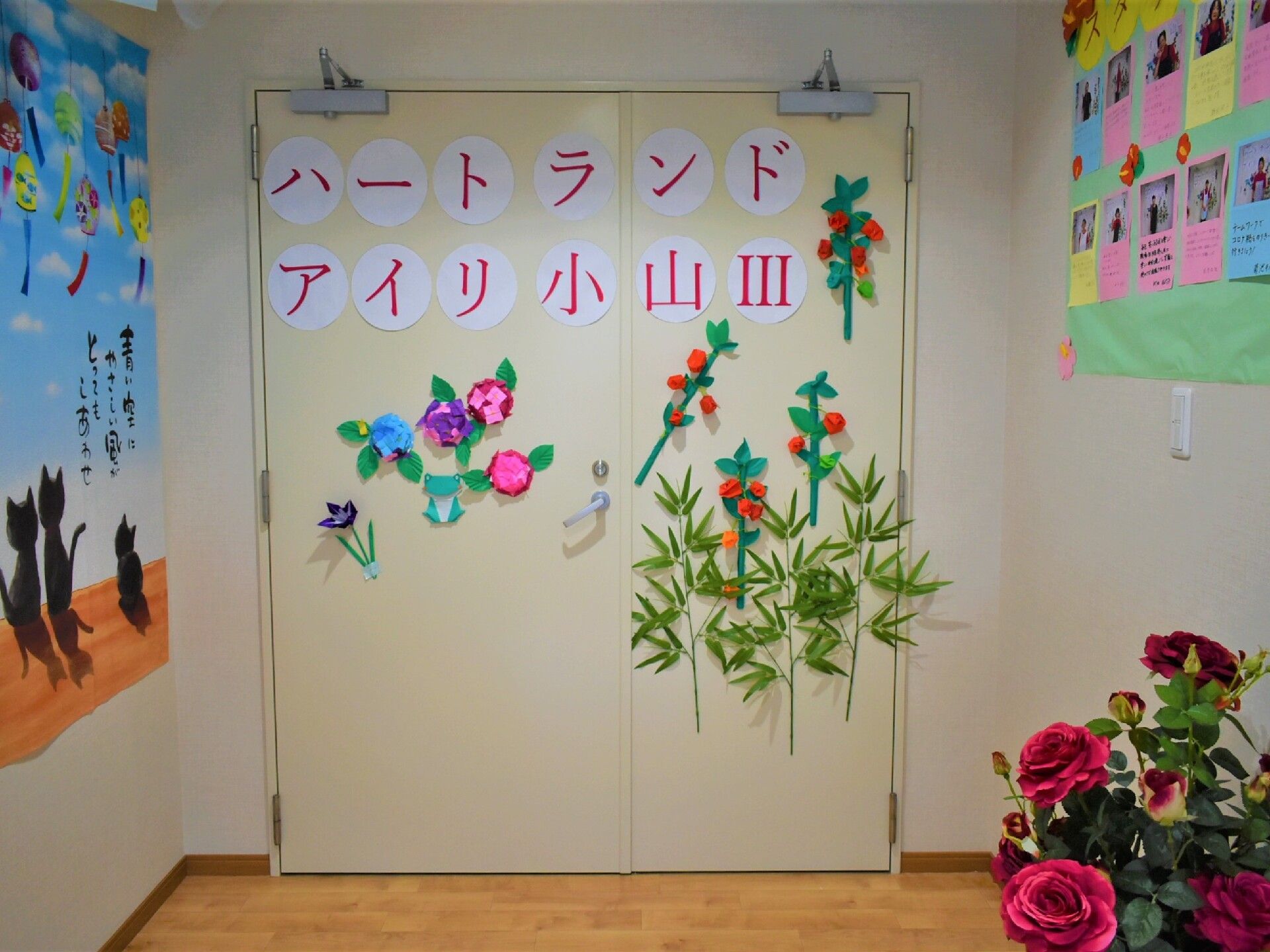 手作り感満載の入口のドア。装飾が施されている