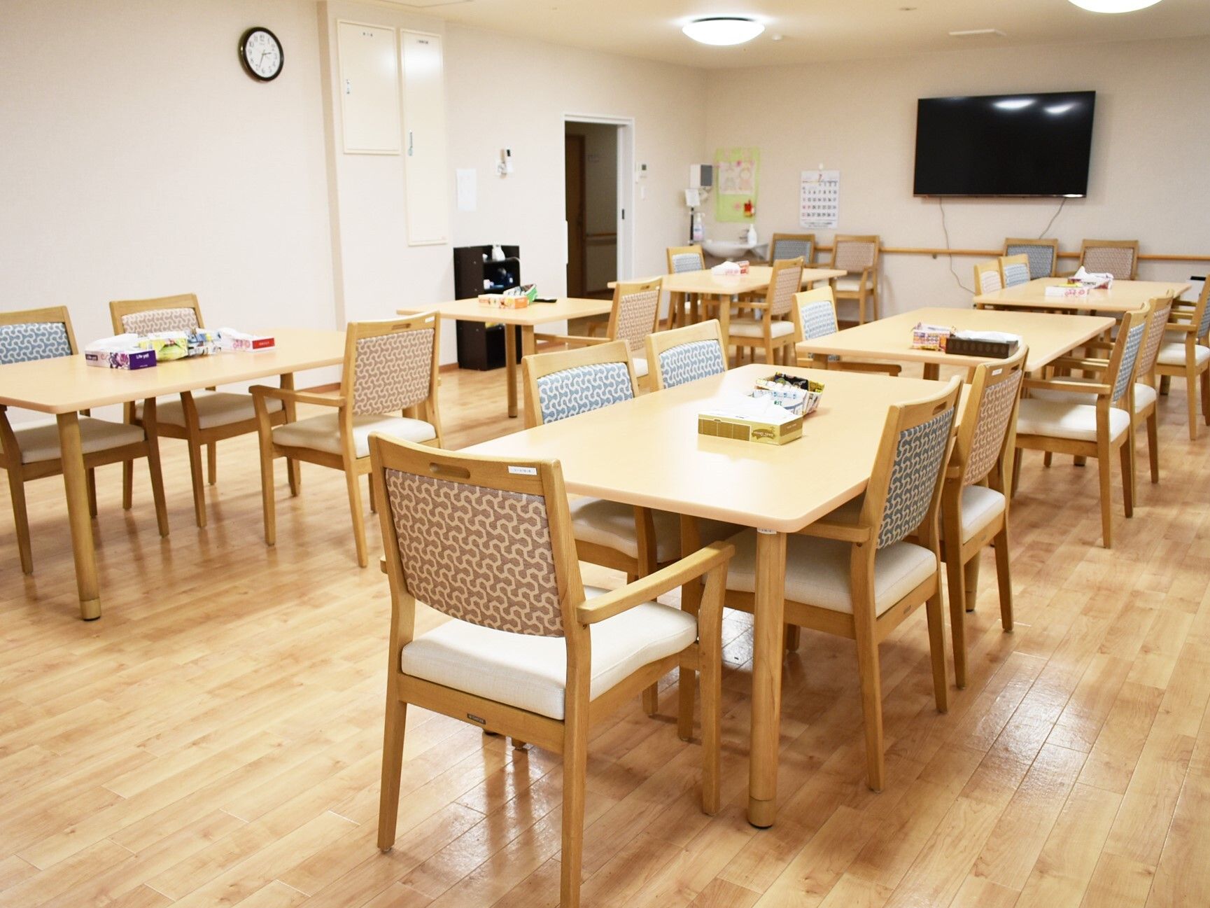 木目鮮やかなテーブルが多く置かれた食堂