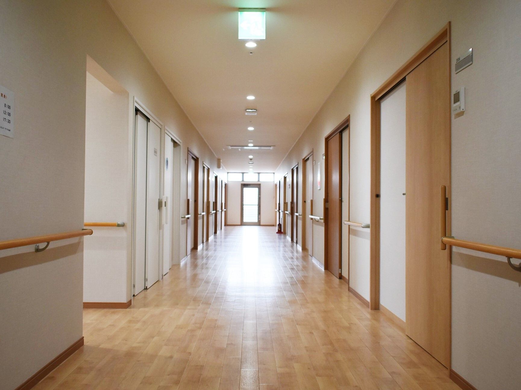 壁に手すりが設置された廊下。横幅も十分ある