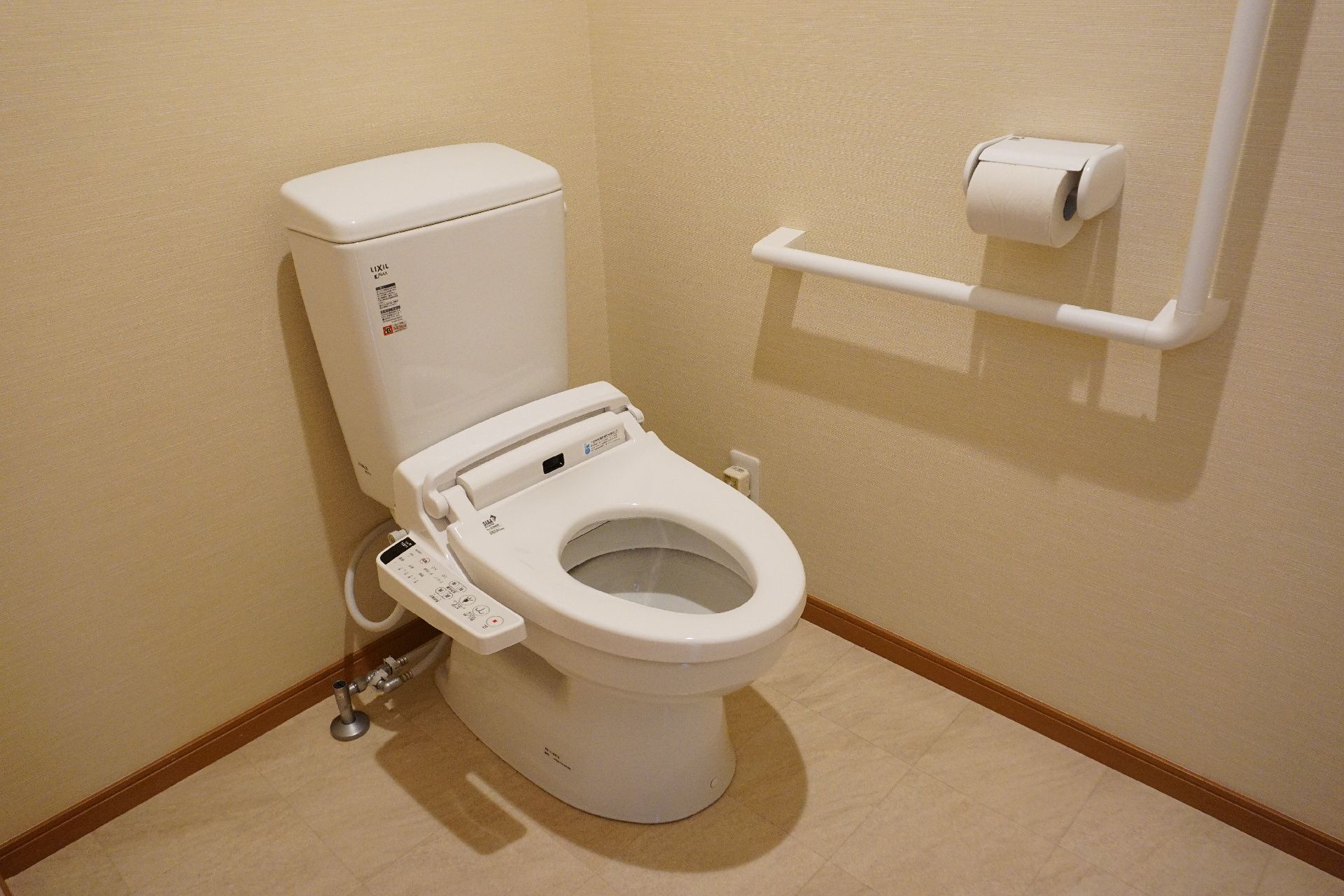 バリアフリー完備で手すりが設置され、段差も一切ないトイレ