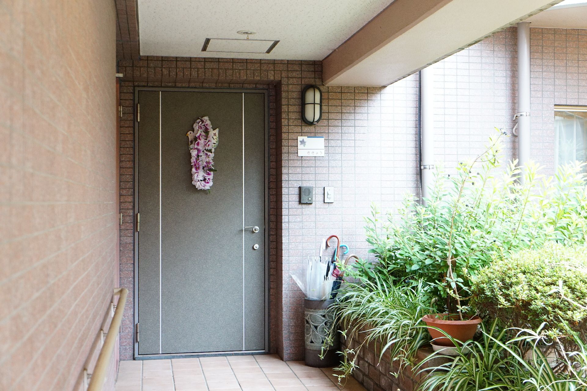 玄関ドアに飾りが飾られている入居者が生活している部屋