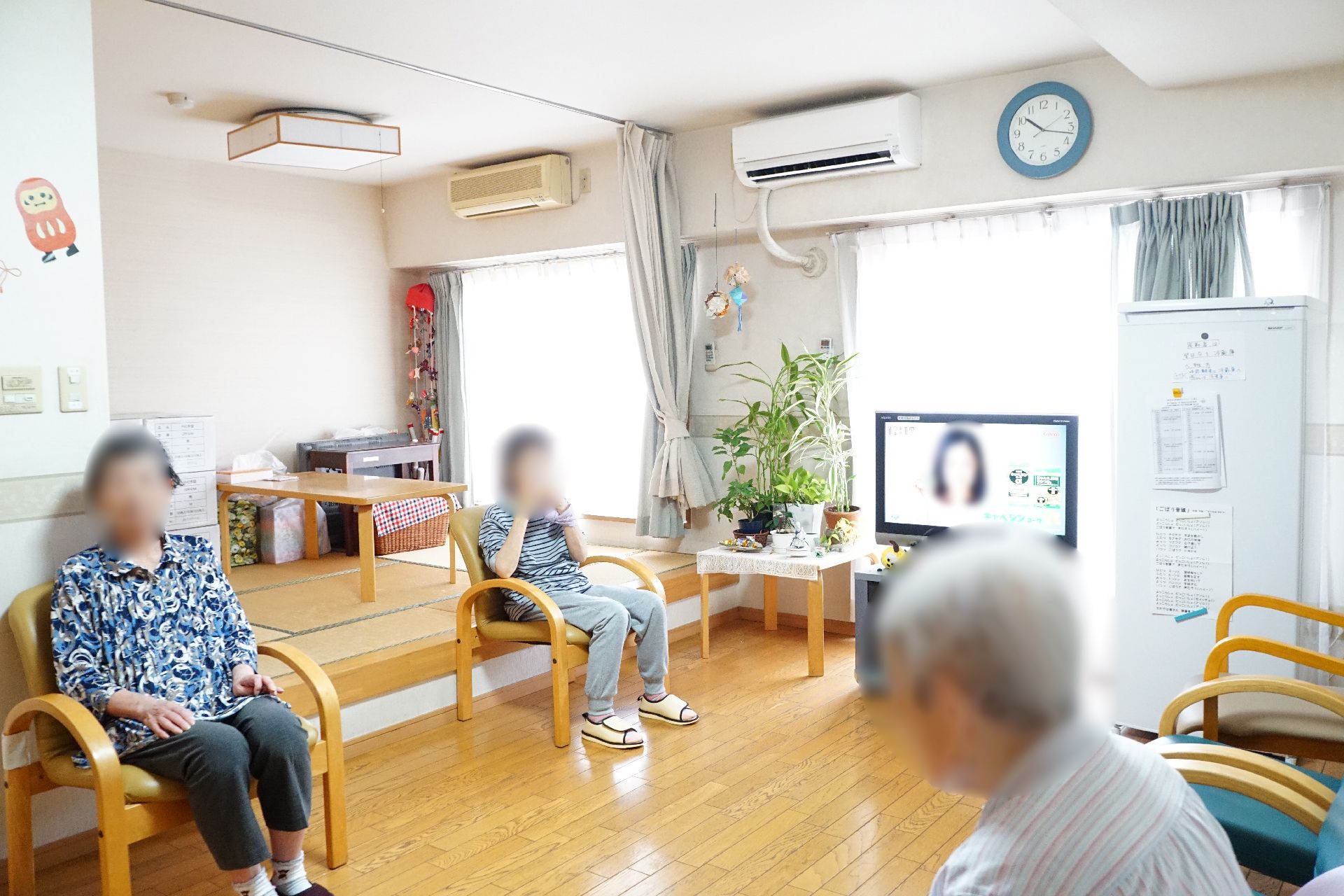 広い面積を持ち、奥に畳敷きのスペースがあるリビング